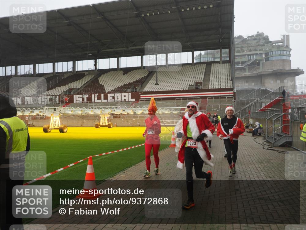 07.12.2025 - St. Pauli X-Mass-Run No. 15 Fabian Wolf http://msf.ph/oto/9372868 07.12.2025 10:12:03 Ziel 756, 1389, 1526, 1687, 1688, 1833, 2177, 2906, 3767, 3870, 3932, 3935, 4658 meine-sportfotos.de