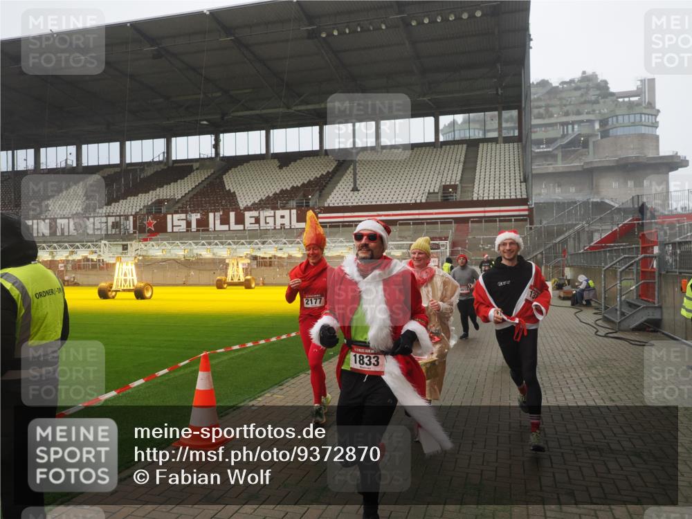 07.12.2025 - St. Pauli X-Mass-Run No. 15 Fabian Wolf http://msf.ph/oto/9372870 07.12.2025 10:12:03 Ziel 756, 1389, 1526, 1687, 1688, 1833, 2177, 2906, 3767, 3870, 3932, 3935, 4658 meine-sportfotos.de