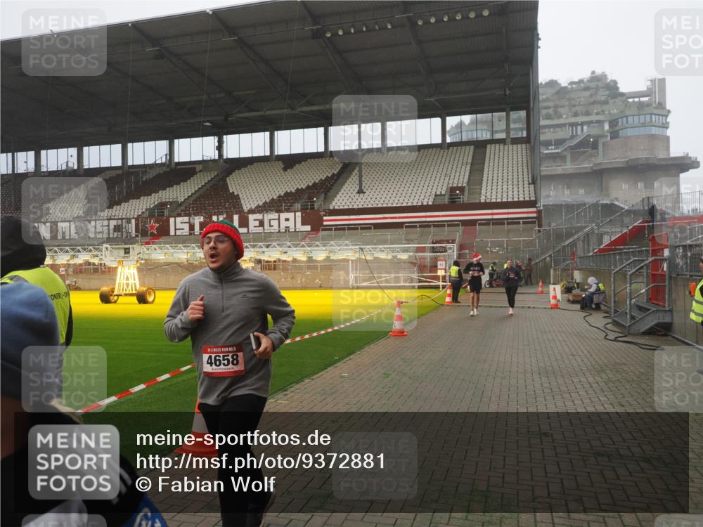 07.12.2025 - St. Pauli X-Mass-Run No. 15 Fabian Wolf http://msf.ph/oto/9372881 07.12.2025 10:12:06 Ziel 756, 1389, 1526, 1687, 1688, 1833, 2177, 3870, 3932, 3935, 4658 meine-sportfotos.de