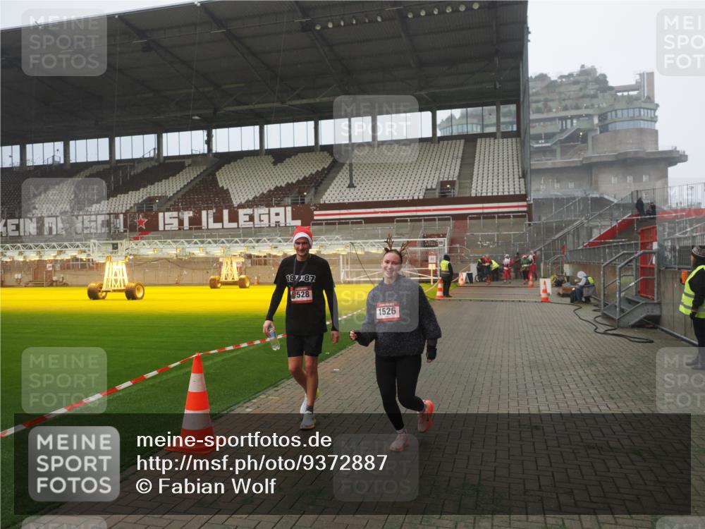 07.12.2025 - St. Pauli X-Mass-Run No. 15 Fabian Wolf http://msf.ph/oto/9372887 07.12.2025 10:12:12 Ziel 756, 1389, 1526, 1833, 2177, 3870, 4658 meine-sportfotos.de