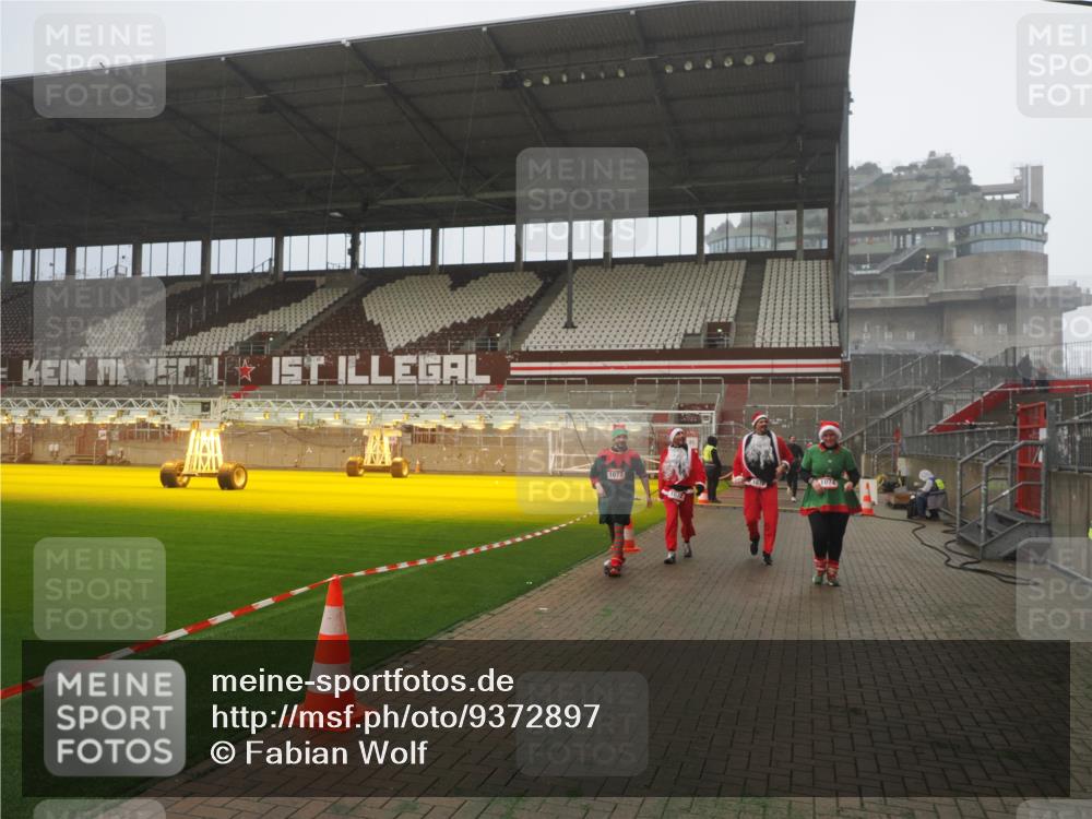 07.12.2025 - St. Pauli X-Mass-Run No. 15 Fabian Wolf http://msf.ph/oto/9372897 07.12.2025 10:12:26 Ziel 1070, 1072, 1074, 1077, 2758, 2760 meine-sportfotos.de