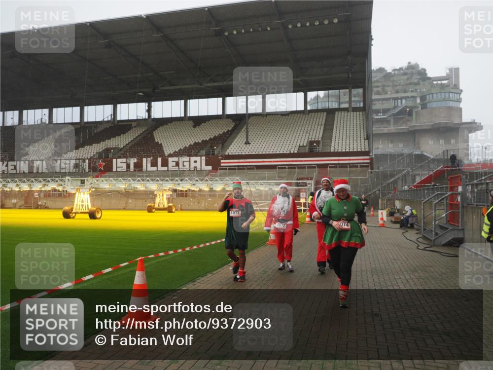 07.12.2025 - St. Pauli X-Mass-Run No. 15 Fabian Wolf http://msf.ph/oto/9372903 07.12.2025 10:12:28 Ziel 1070, 1072, 1074, 1077, 2758, 2760, 2770, 3585 meine-sportfotos.de