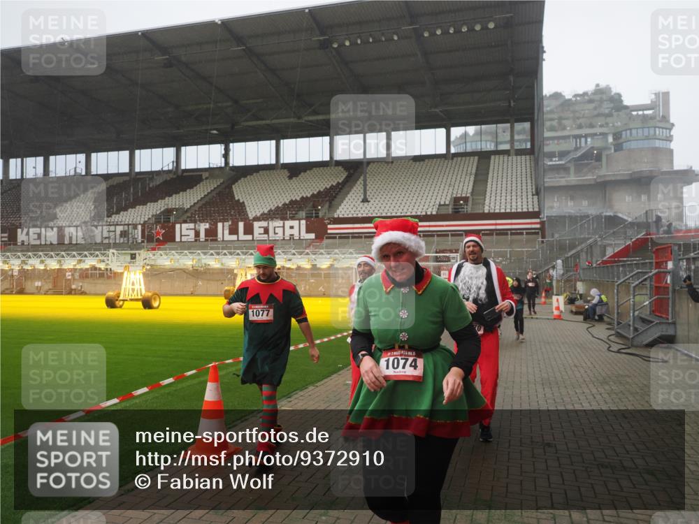 07.12.2025 - St. Pauli X-Mass-Run No. 15 Fabian Wolf http://msf.ph/oto/9372910 07.12.2025 10:12:30 Ziel 1070, 1072, 1074, 1077, 2758, 2760, 2770, 3585 meine-sportfotos.de