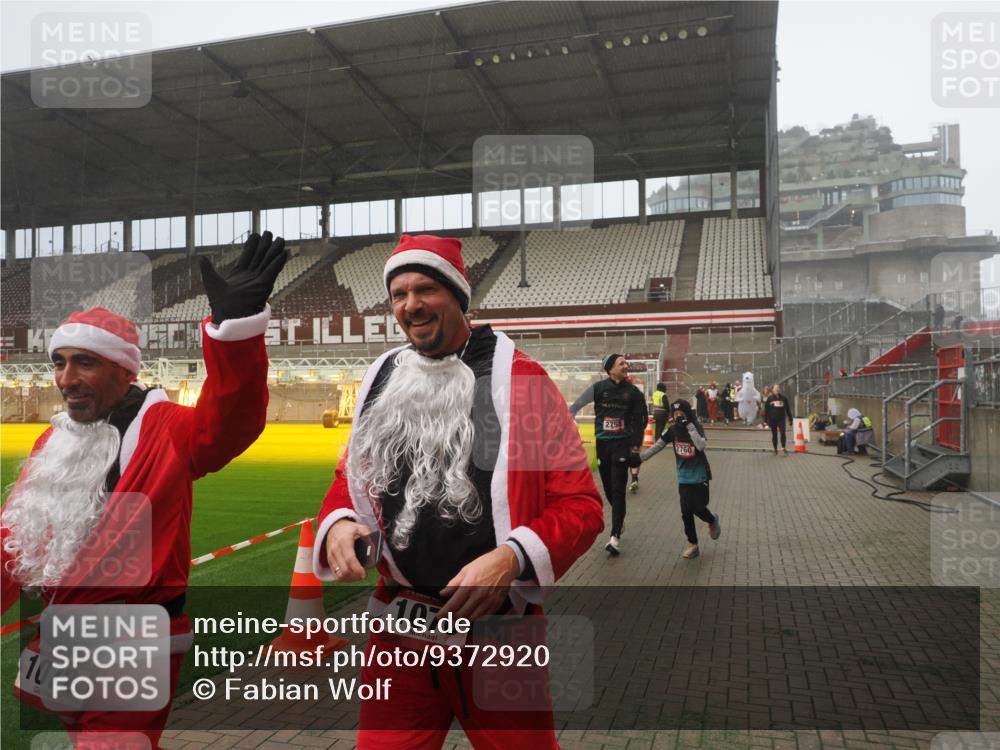 07.12.2025 - St. Pauli X-Mass-Run No. 15 Fabian Wolf http://msf.ph/oto/9372920 07.12.2025 10:12:32 Ziel 1070, 1072, 1074, 1077, 2758, 2760, 2770, 3585 meine-sportfotos.de