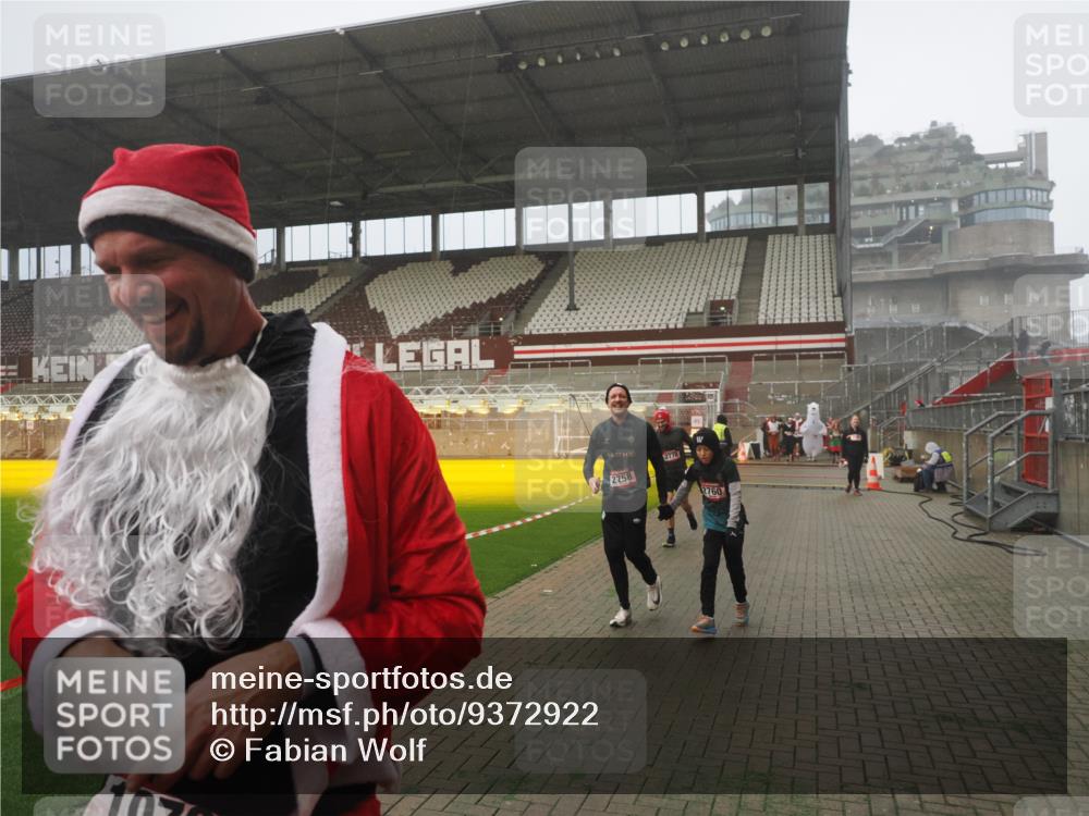 07.12.2025 - St. Pauli X-Mass-Run No. 15 Fabian Wolf http://msf.ph/oto/9372922 07.12.2025 10:12:33 Ziel 1070, 1072, 1074, 1077, 2758, 2760, 2770, 3585 meine-sportfotos.de