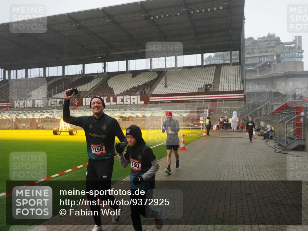 07.12.2025 - St. Pauli X-Mass-Run No. 15 Fabian Wolf http://msf.ph/oto/9372925 07.12.2025 10:12:34 Ziel 1070, 1072, 1074, 1077, 2758, 2760, 2770, 3585 meine-sportfotos.de