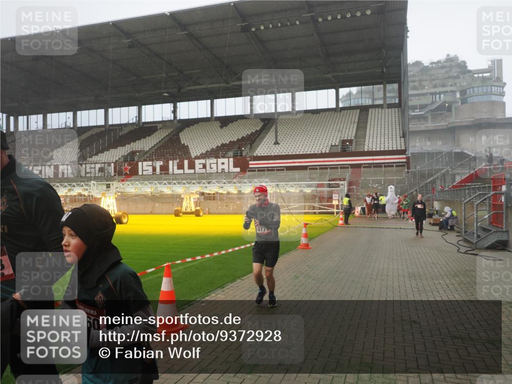 07.12.2025 - St. Pauli X-Mass-Run No. 15 Fabian Wolf http://msf.ph/oto/9372928 07.12.2025 10:12:35 Ziel 1070, 1072, 1074, 1077, 2758, 2760, 2770, 3585 meine-sportfotos.de