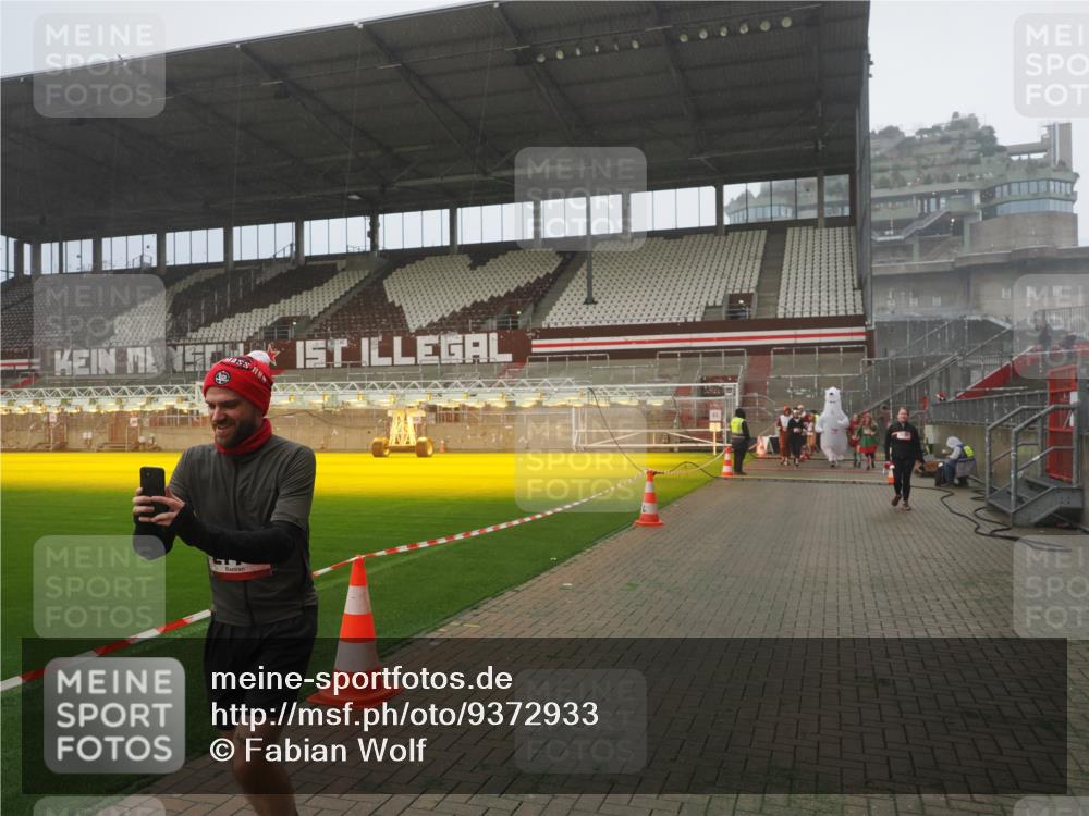 07.12.2025 - St. Pauli X-Mass-Run No. 15 Fabian Wolf http://msf.ph/oto/9372933 07.12.2025 10:12:36 Ziel 1070, 1072, 1074, 1077, 2758, 2760, 2770, 3428, 3514, 3585, 3799, 3834, 3836 meine-sportfotos.de