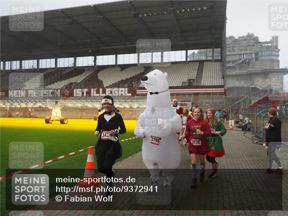 07.12.2025 - St. Pauli X-Mass-Run No. 15 Fabian Wolf http://msf.ph/oto/9372941 07.12.2025 10:12:46 Ziel 9, 18, 938, 2770, 3040, 3428, 3514, 3551, 3557, 3585, 3799, 3834, 3836 meine-sportfotos.de
