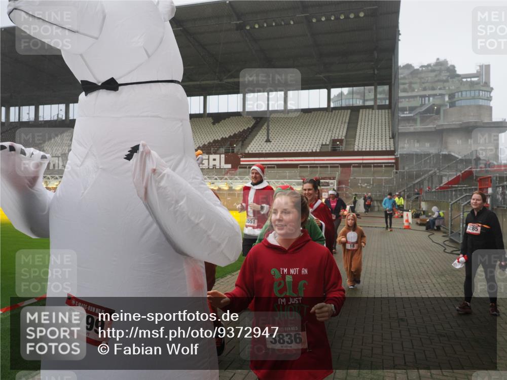 07.12.2025 - St. Pauli X-Mass-Run No. 15 Fabian Wolf http://msf.ph/oto/9372947 07.12.2025 10:12:47 Ziel 9, 18, 938, 2770, 3040, 3428, 3514, 3551, 3557, 3585, 3799, 3834, 3836 meine-sportfotos.de
