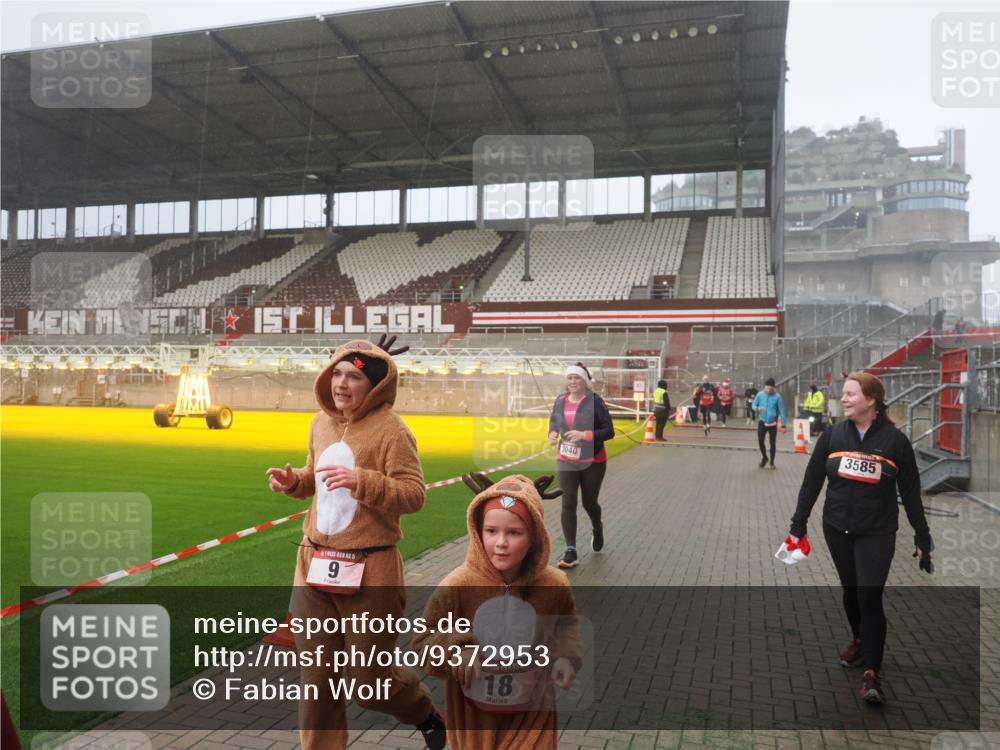 07.12.2025 - St. Pauli X-Mass-Run No. 15 Fabian Wolf http://msf.ph/oto/9372953 07.12.2025 10:12:49 Ziel 9, 18, 938, 2687, 3040, 3428, 3514, 3551, 3557, 3799, 3834, 3836 meine-sportfotos.de