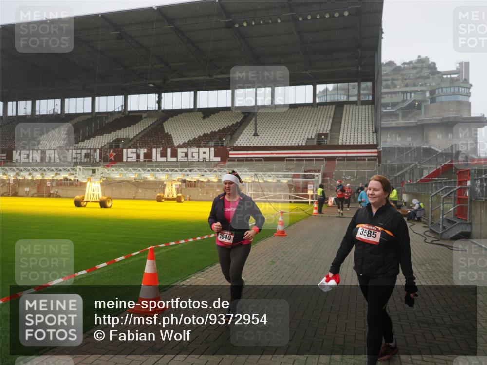 07.12.2025 - St. Pauli X-Mass-Run No. 15 Fabian Wolf http://msf.ph/oto/9372954 07.12.2025 10:12:50 Ziel 9, 18, 938, 2687, 3040, 3428, 3514, 3551, 3557, 3799, 3834, 3836 meine-sportfotos.de