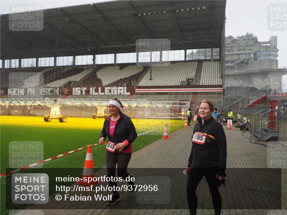 07.12.2025 - St. Pauli X-Mass-Run No. 15 Fabian Wolf http://msf.ph/oto/9372956 07.12.2025 10:12:50 Ziel 9, 18, 938, 2687, 3040, 3428, 3514, 3551, 3557, 3799, 3834, 3836 meine-sportfotos.de