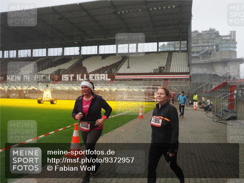 07.12.2025 - St. Pauli X-Mass-Run No. 15 Fabian Wolf http://msf.ph/oto/9372957 07.12.2025 10:12:51 Ziel 9, 18, 80, 938, 2687, 3040, 3428, 3514, 3551, 3557, 3799, 3834, 3836, 4487 meine-sportfotos.de