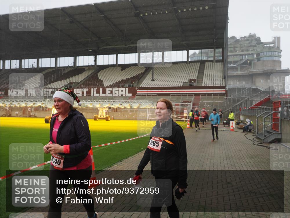 07.12.2025 - St. Pauli X-Mass-Run No. 15 Fabian Wolf http://msf.ph/oto/9372959 07.12.2025 10:12:51 Ziel 9, 18, 80, 938, 2687, 3040, 3428, 3514, 3551, 3557, 3799, 3834, 3836, 4487 meine-sportfotos.de