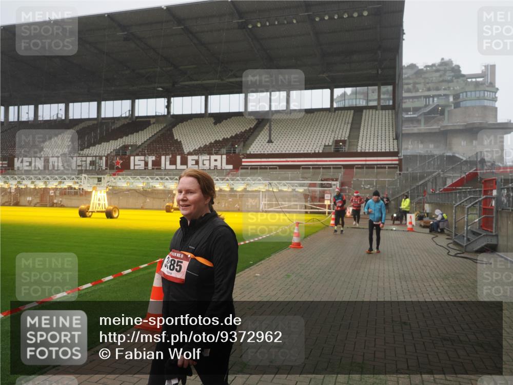 07.12.2025 - St. Pauli X-Mass-Run No. 15 Fabian Wolf http://msf.ph/oto/9372962 07.12.2025 10:12:52 Ziel 9, 18, 80, 938, 2687, 3040, 3428, 3514, 3551, 3557, 3799, 3834, 3836, 4487 meine-sportfotos.de
