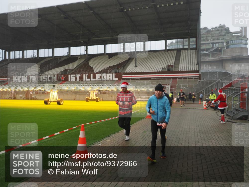 07.12.2025 - St. Pauli X-Mass-Run No. 15 Fabian Wolf http://msf.ph/oto/9372966 07.12.2025 10:12:56 Ziel 9, 18, 80, 938, 1397, 2687, 3040, 3428, 3514, 3551, 3557, 3799, 3834, 3836, 4487 meine-sportfotos.de