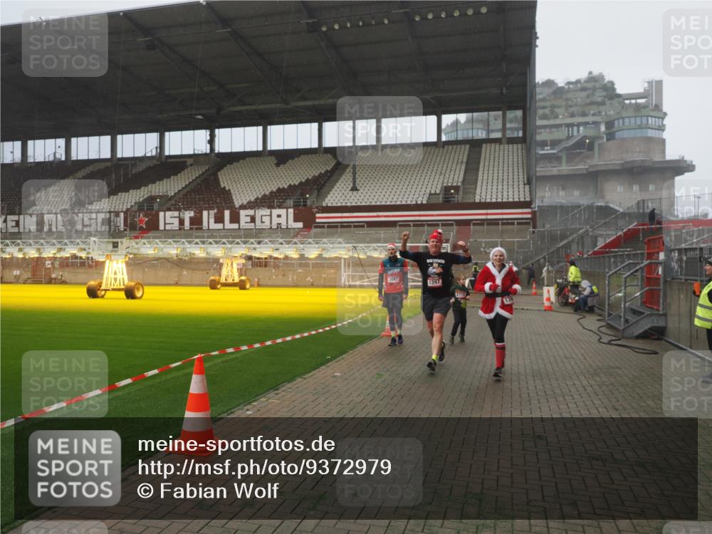 07.12.2025 - St. Pauli X-Mass-Run No. 15 Fabian Wolf http://msf.ph/oto/9372979 07.12.2025 10:13:02 Ziel 80, 938, 1397, 1733, 2687, 2711, 2712, 4487 meine-sportfotos.de