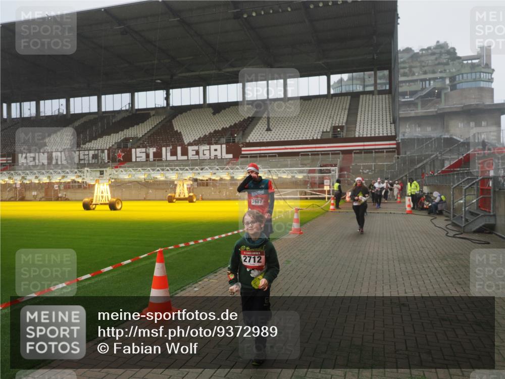 07.12.2025 - St. Pauli X-Mass-Run No. 15 Fabian Wolf http://msf.ph/oto/9372989 07.12.2025 10:13:05 Ziel 80, 1126, 1397, 1733, 2687, 2711, 2712, 3588, 3589, 4487 meine-sportfotos.de