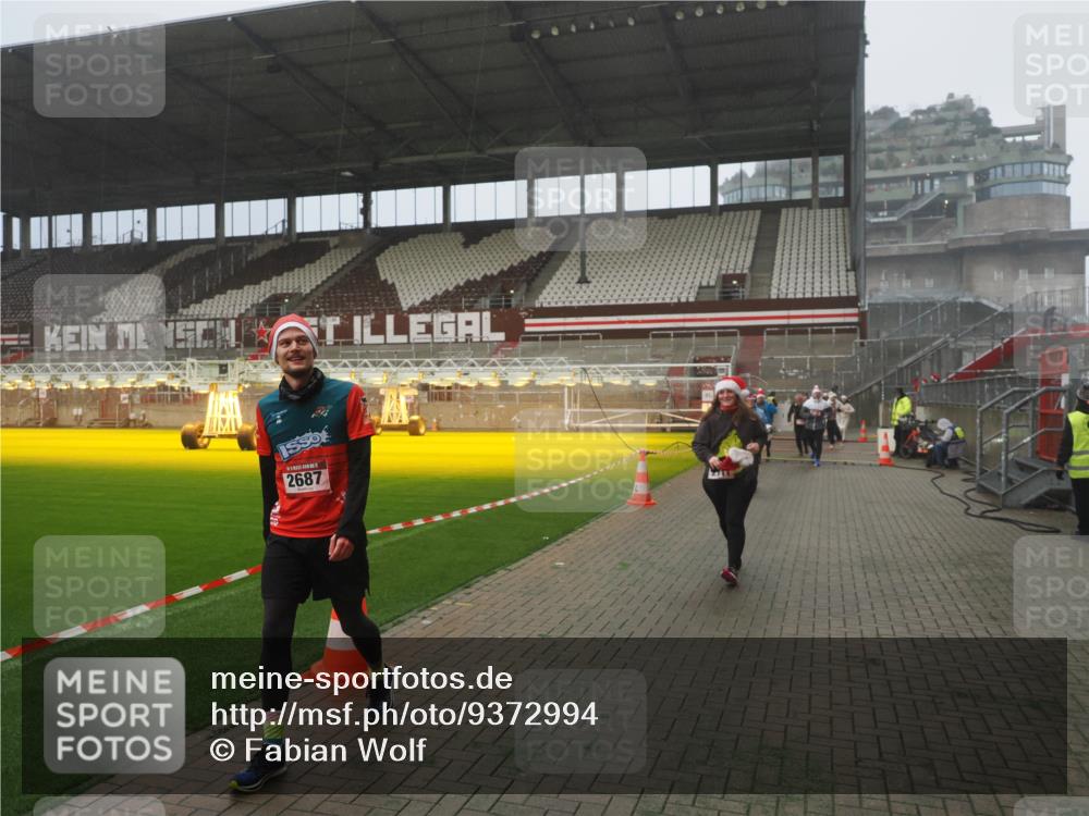 07.12.2025 - St. Pauli X-Mass-Run No. 15 Fabian Wolf http://msf.ph/oto/9372994 07.12.2025 10:13:07 Ziel 80, 1126, 1397, 1733, 2687, 2711, 2712, 3588, 3589, 4487, 4664 meine-sportfotos.de