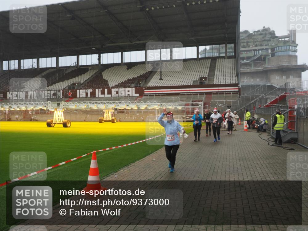07.12.2025 - St. Pauli X-Mass-Run No. 15 Fabian Wolf http://msf.ph/oto/9373000 07.12.2025 10:13:10 Ziel 80, 1044, 1126, 1397, 1733, 2711, 2712, 3588, 3589, 4081, 4082, 4083, 4487, 4664 meine-sportfotos.de