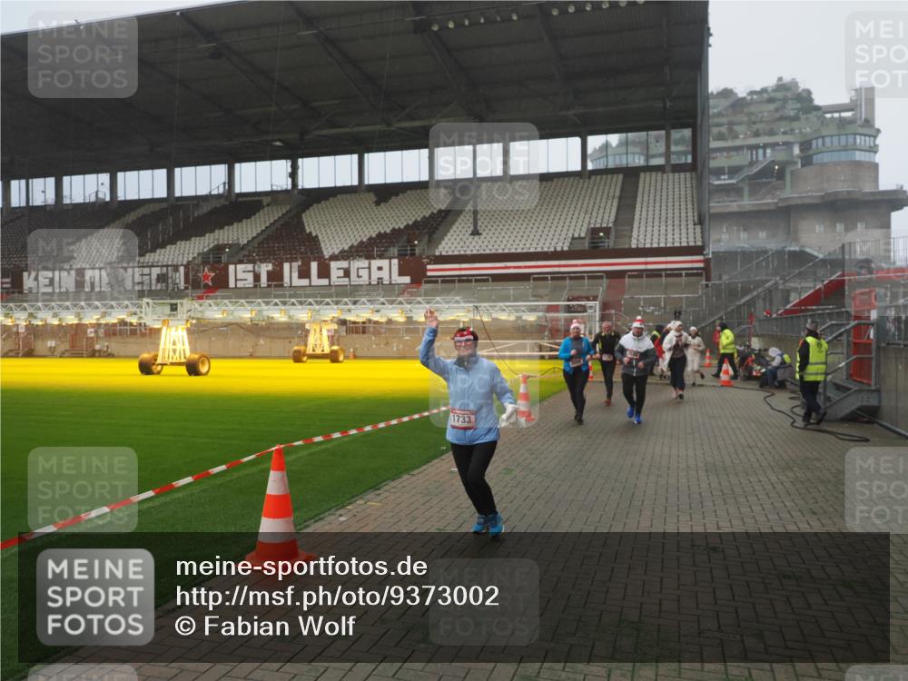 07.12.2025 - St. Pauli X-Mass-Run No. 15 Fabian Wolf http://msf.ph/oto/9373002 07.12.2025 10:13:11 Ziel 80, 1044, 1126, 1397, 1733, 2711, 2712, 3588, 3589, 4081, 4082, 4083, 4487, 4664 meine-sportfotos.de