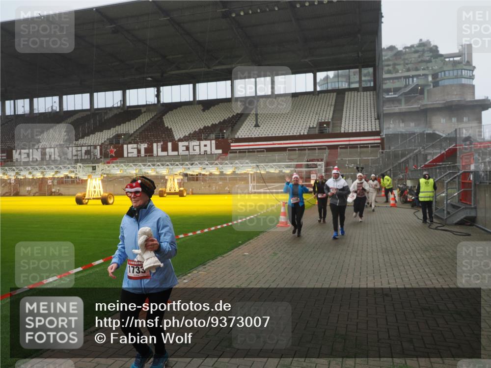 07.12.2025 - St. Pauli X-Mass-Run No. 15 Fabian Wolf http://msf.ph/oto/9373007 07.12.2025 10:13:12 Ziel 1044, 1126, 1397, 1733, 2711, 2712, 3588, 3589, 4081, 4082, 4083, 4664 meine-sportfotos.de