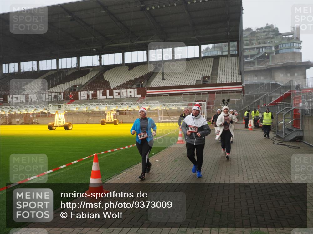 07.12.2025 - St. Pauli X-Mass-Run No. 15 Fabian Wolf http://msf.ph/oto/9373009 07.12.2025 10:13:14 Ziel 1044, 1126, 1397, 1733, 2711, 2712, 3588, 3589, 4081, 4082, 4083, 4664 meine-sportfotos.de