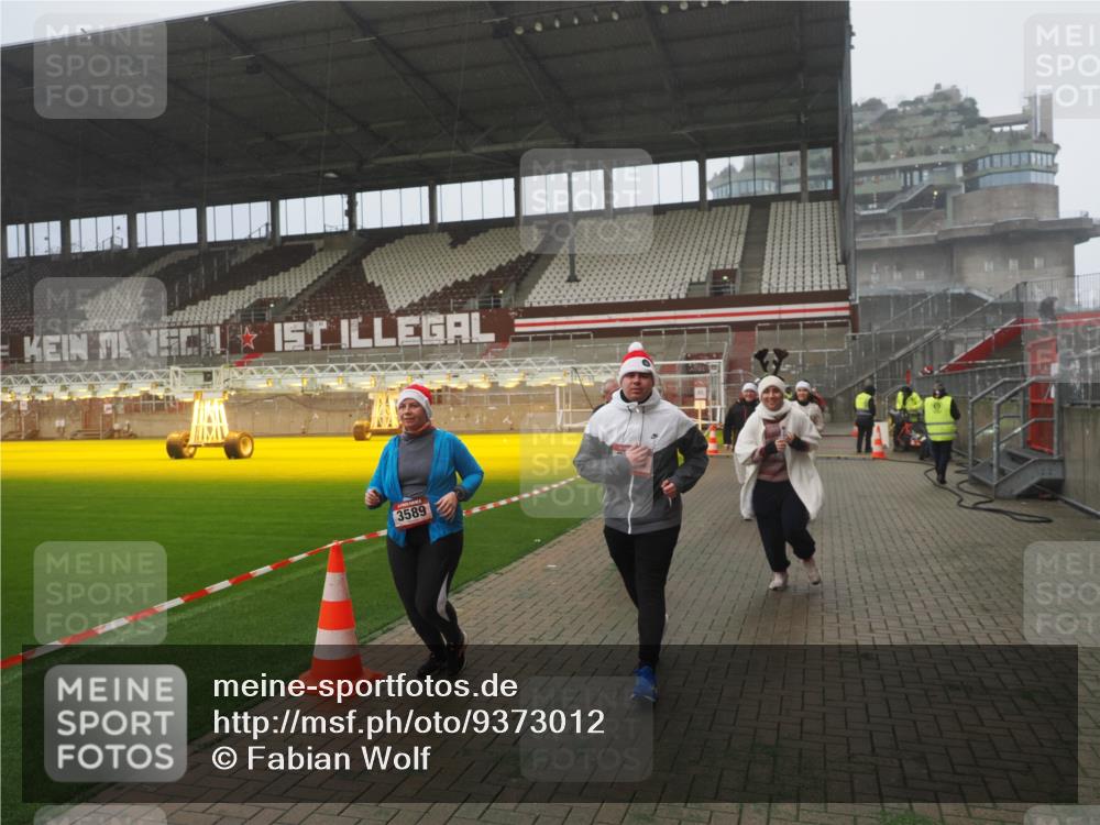 07.12.2025 - St. Pauli X-Mass-Run No. 15 Fabian Wolf http://msf.ph/oto/9373012 07.12.2025 10:13:15 Ziel 1044, 1126, 1397, 1733, 2711, 2712, 3588, 3589, 4081, 4082, 4083, 4664 meine-sportfotos.de