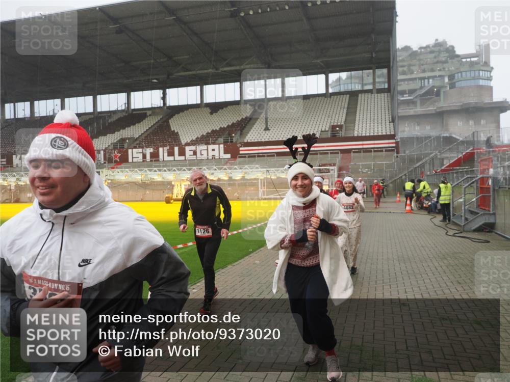 07.12.2025 - St. Pauli X-Mass-Run No. 15 Fabian Wolf http://msf.ph/oto/9373020 07.12.2025 10:13:16 Ziel 1044, 1062, 1126, 1220, 1733, 2711, 2712, 3588, 3589, 4081, 4082, 4083, 4664 meine-sportfotos.de