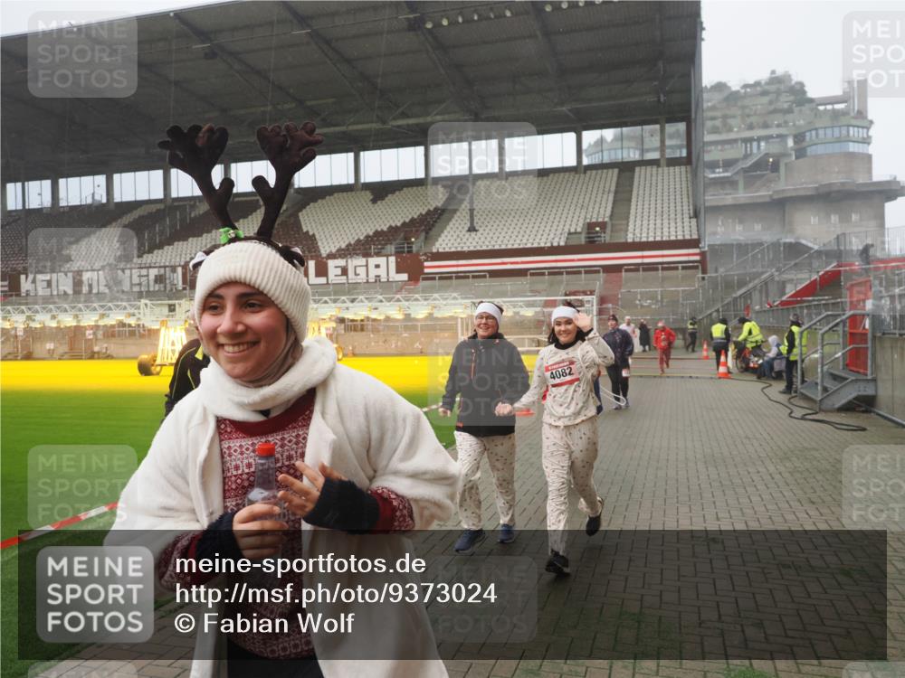 07.12.2025 - St. Pauli X-Mass-Run No. 15 Fabian Wolf http://msf.ph/oto/9373024 07.12.2025 10:13:17 Ziel 1044, 1062, 1126, 1220, 1733, 2711, 2712, 3588, 3589, 4081, 4082, 4083, 4664 meine-sportfotos.de