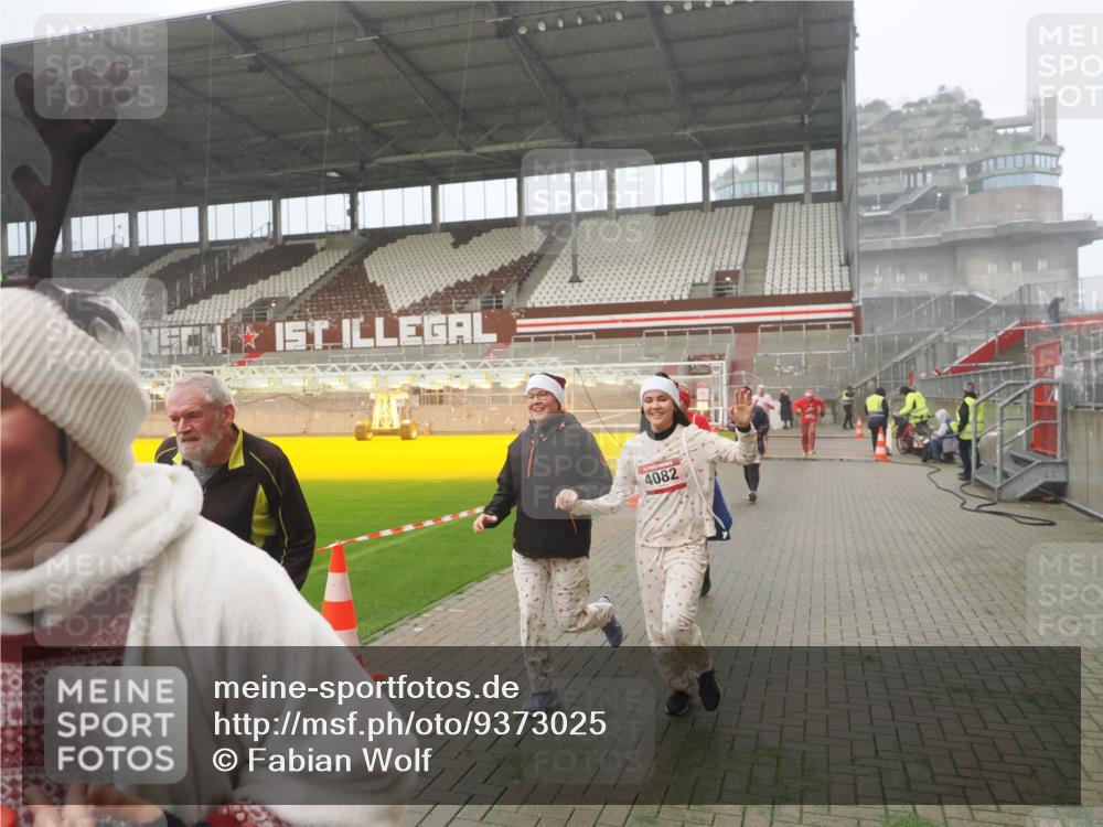 07.12.2025 - St. Pauli X-Mass-Run No. 15 Fabian Wolf http://msf.ph/oto/9373025 07.12.2025 10:13:17 Ziel 1044, 1062, 1126, 1220, 1733, 2711, 2712, 3588, 3589, 4081, 4082, 4083, 4664 meine-sportfotos.de