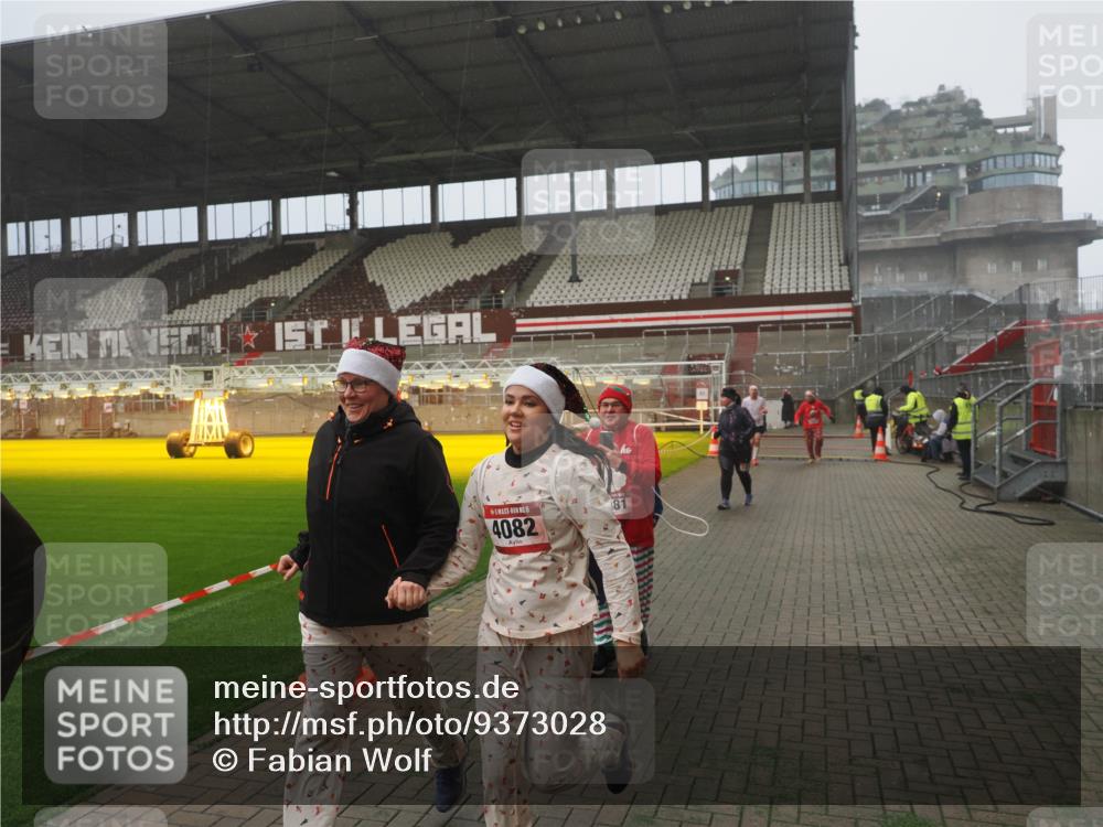 07.12.2025 - St. Pauli X-Mass-Run No. 15 Fabian Wolf http://msf.ph/oto/9373028 07.12.2025 10:13:18 Ziel 1044, 1062, 1126, 1220, 1733, 2711, 2712, 3588, 3589, 4081, 4082, 4083, 4664 meine-sportfotos.de