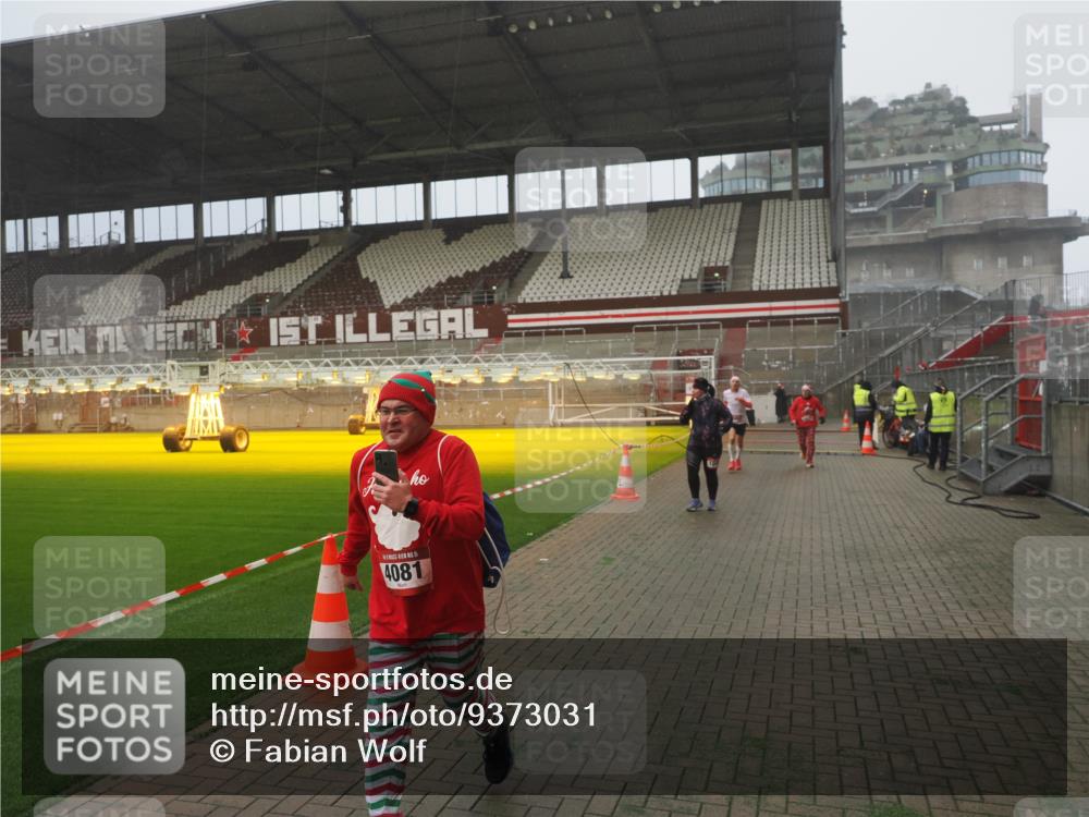 07.12.2025 - St. Pauli X-Mass-Run No. 15 Fabian Wolf http://msf.ph/oto/9373031 07.12.2025 10:13:19 Ziel 1044, 1062, 1126, 1220, 1733, 2711, 3588, 3589, 4081, 4082, 4083, 4664 meine-sportfotos.de