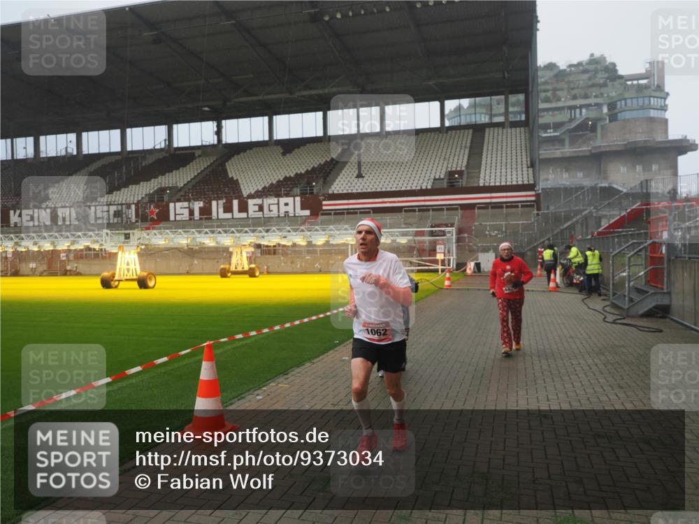 07.12.2025 - St. Pauli X-Mass-Run No. 15 Fabian Wolf http://msf.ph/oto/9373034 07.12.2025 10:13:22 Ziel 1044, 1062, 1126, 1220, 3588, 3589, 4081, 4082, 4083, 4664 meine-sportfotos.de