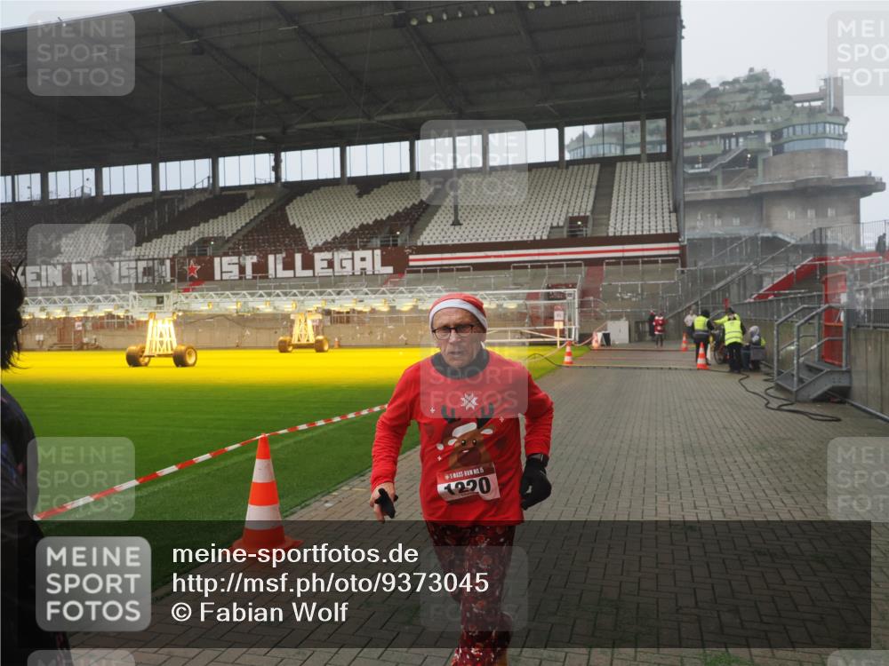 07.12.2025 - St. Pauli X-Mass-Run No. 15 Fabian Wolf http://msf.ph/oto/9373045 07.12.2025 10:13:24 Ziel 1044, 1062, 1126, 1220, 3589, 4081, 4082, 4083, 4664 meine-sportfotos.de