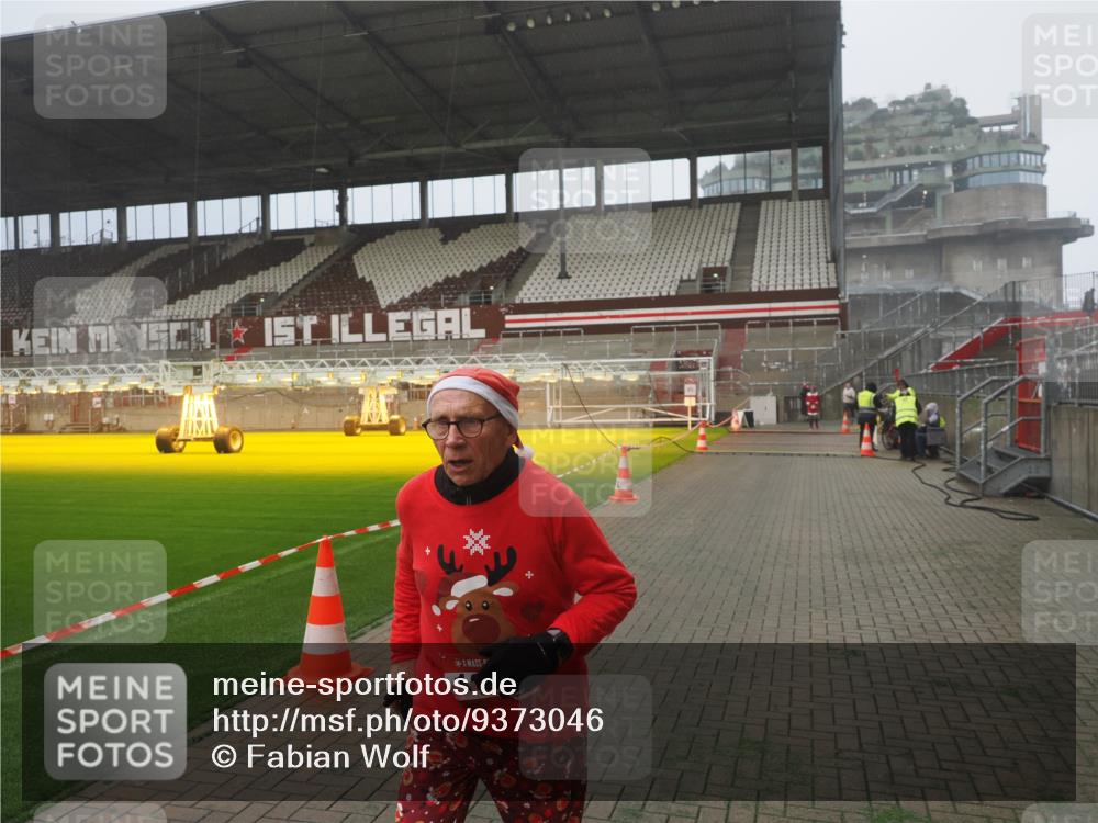 07.12.2025 - St. Pauli X-Mass-Run No. 15 Fabian Wolf http://msf.ph/oto/9373046 07.12.2025 10:13:24 Ziel 1044, 1062, 1126, 1220, 3589, 4081, 4082, 4083, 4664 meine-sportfotos.de
