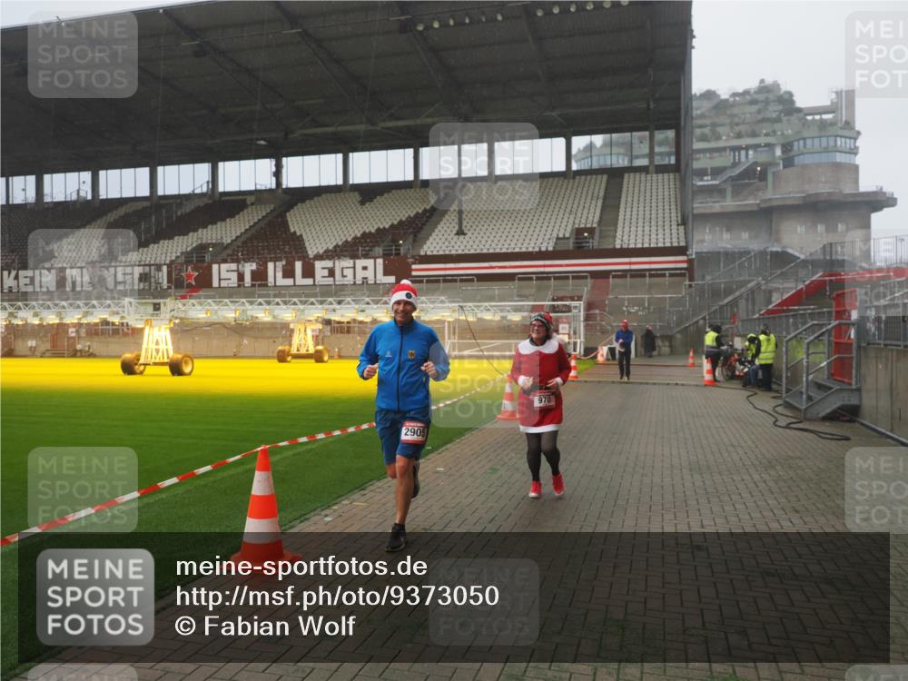 07.12.2025 - St. Pauli X-Mass-Run No. 15 Fabian Wolf http://msf.ph/oto/9373050 07.12.2025 10:13:37 Ziel 88, 970, 1699, 2905 meine-sportfotos.de