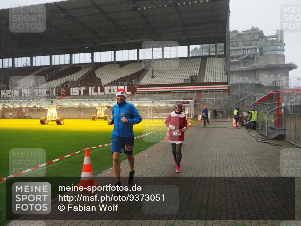 07.12.2025 - St. Pauli X-Mass-Run No. 15 Fabian Wolf http://msf.ph/oto/9373051 07.12.2025 10:13:37 Ziel 88, 970, 1699, 2905 meine-sportfotos.de