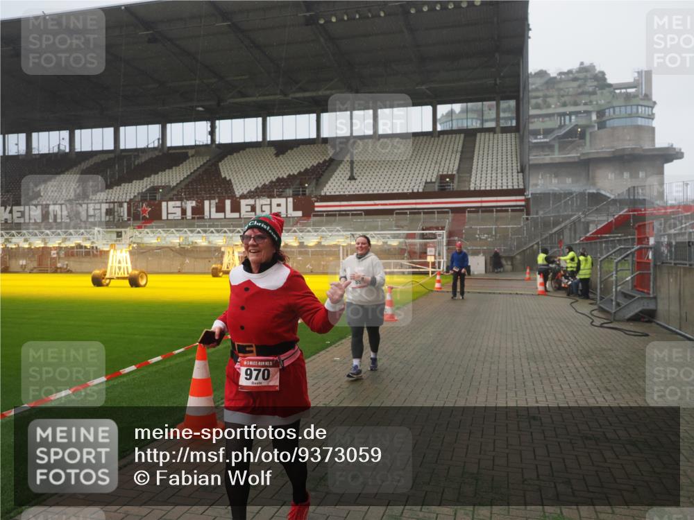 07.12.2025 - St. Pauli X-Mass-Run No. 15 Fabian Wolf http://msf.ph/oto/9373059 07.12.2025 10:13:39 Ziel 88, 970, 1699, 2905 meine-sportfotos.de