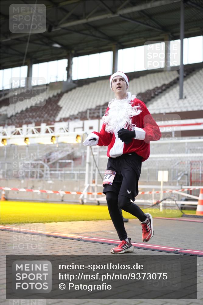 07.12.2025 - St. Pauli X-Mass-Run No. 15 Patografie http://msf.ph/oto/9373075 07.12.2025 11:57:19 Ziel 1327, 2811 meine-sportfotos.de