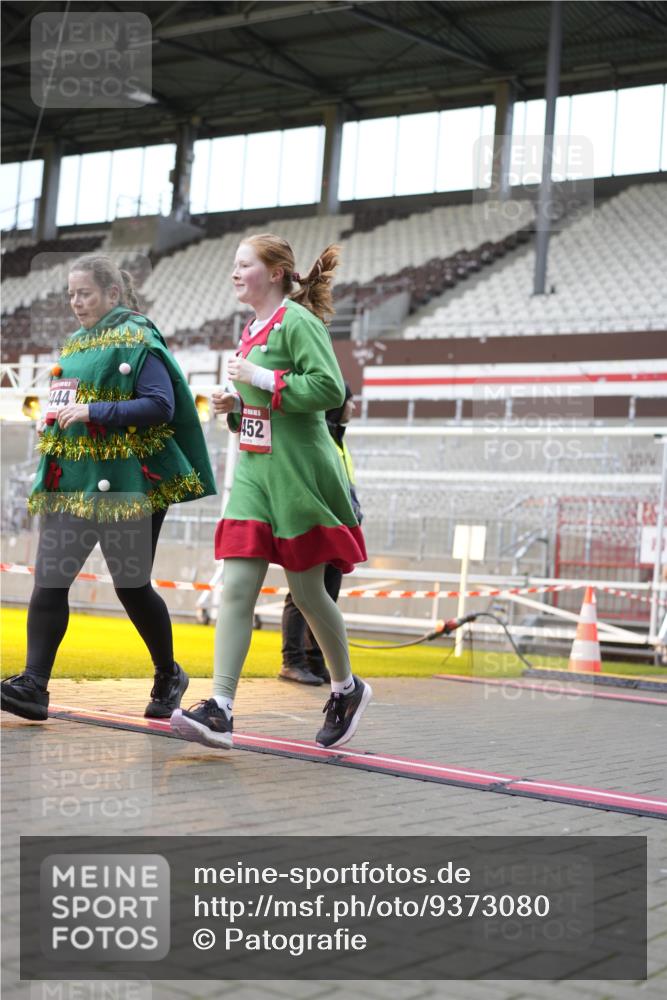 07.12.2025 - St. Pauli X-Mass-Run No. 15 Patografie http://msf.ph/oto/9373080 07.12.2025 11:57:31 Ziel 1327, 2228, 2811, 3444, 3452, 3480, 3847, 3852, 3993, 4125 meine-sportfotos.de