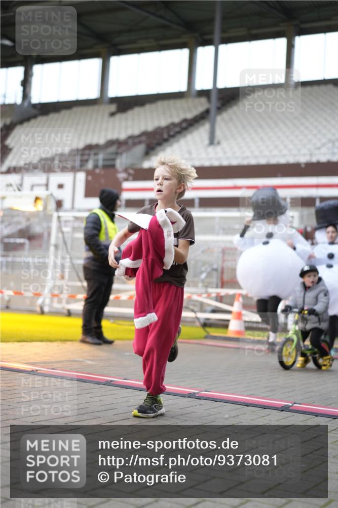 07.12.2025 - St. Pauli X-Mass-Run No. 15 Patografie http://msf.ph/oto/9373081 07.12.2025 11:57:32 Ziel 1327, 2228, 2811, 3444, 3452, 3480, 3847, 3852, 3993, 4125 meine-sportfotos.de