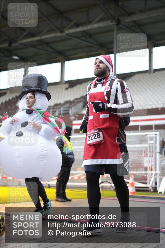 07.12.2025 - St. Pauli X-Mass-Run No. 15 Patografie http://msf.ph/oto/9373088 07.12.2025 11:57:35 Ziel 2228, 3444, 3452, 3480, 3847, 3852, 3993, 4125 meine-sportfotos.de