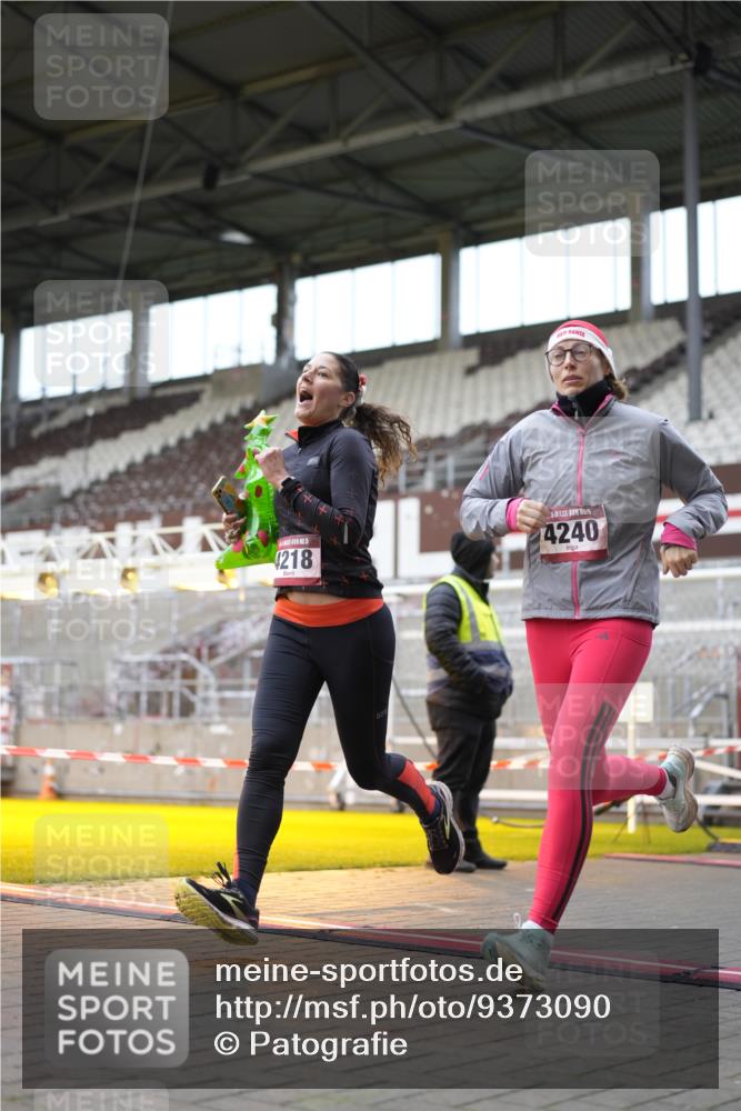 07.12.2025 - St. Pauli X-Mass-Run No. 15 Patografie http://msf.ph/oto/9373090 07.12.2025 11:57:56 Ziel 3801, 3817, 4218, 4240 meine-sportfotos.de