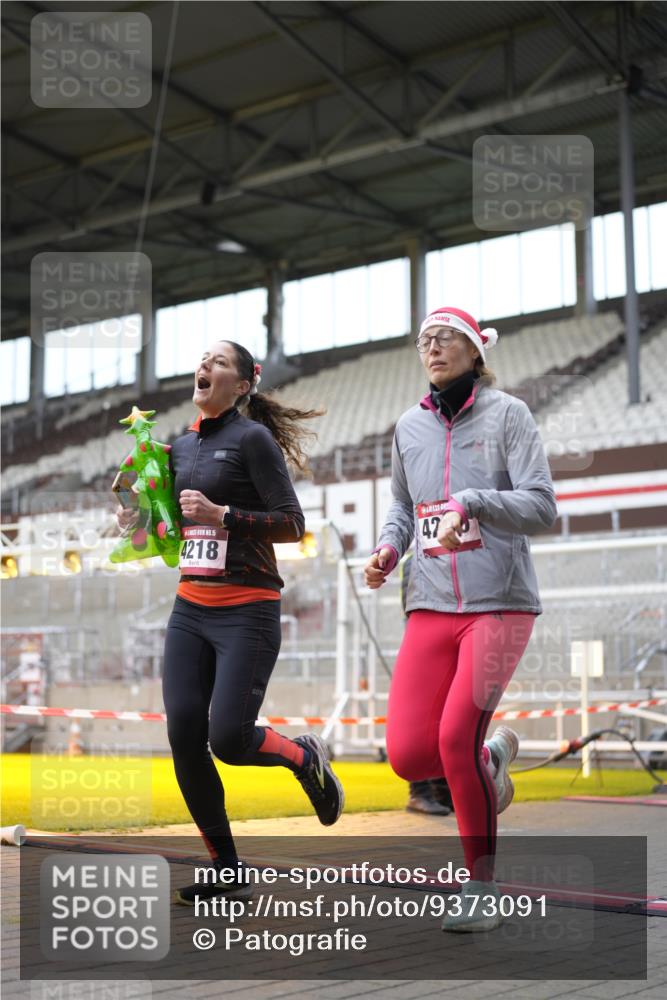 07.12.2025 - St. Pauli X-Mass-Run No. 15 Patografie http://msf.ph/oto/9373091 07.12.2025 11:57:56 Ziel 3801, 3817, 4218, 4240 meine-sportfotos.de