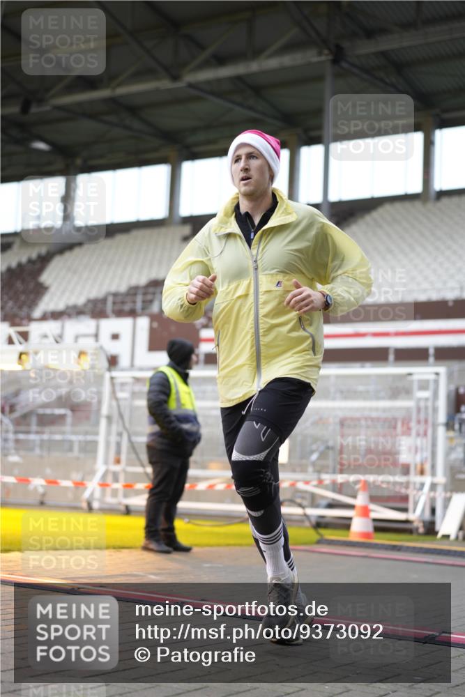 07.12.2025 - St. Pauli X-Mass-Run No. 15 Patografie http://msf.ph/oto/9373092 07.12.2025 11:57:58 Ziel 3801, 3817, 4218, 4240 meine-sportfotos.de