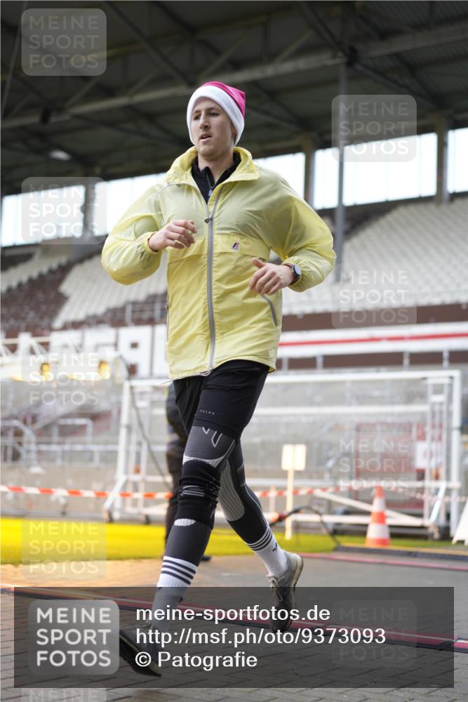 07.12.2025 - St. Pauli X-Mass-Run No. 15 Patografie http://msf.ph/oto/9373093 07.12.2025 11:57:58 Ziel 3801, 3817, 4218, 4240 meine-sportfotos.de