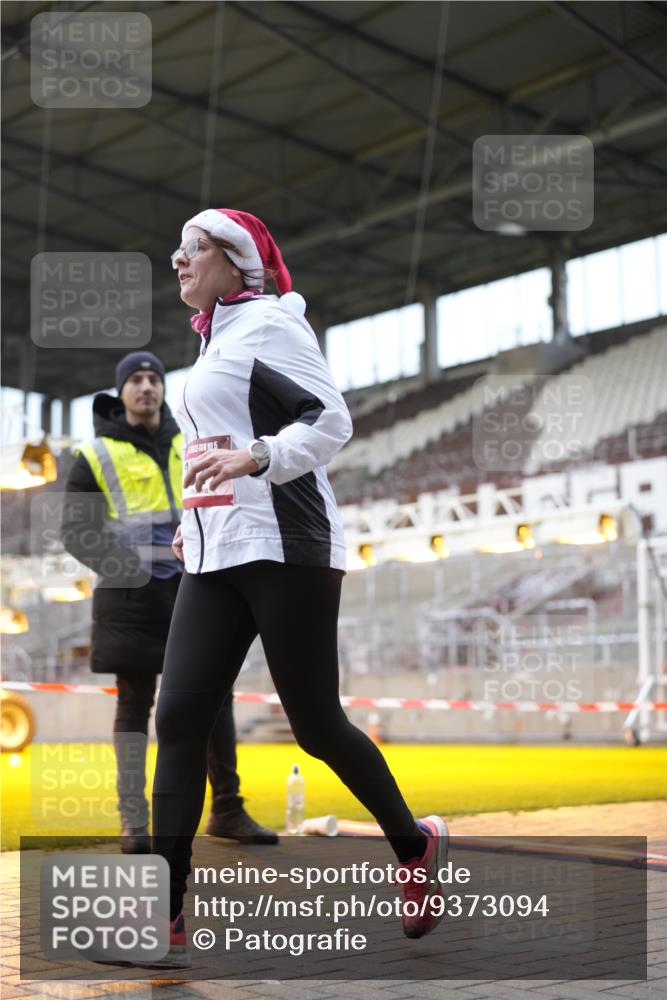 07.12.2025 - St. Pauli X-Mass-Run No. 15 Patografie http://msf.ph/oto/9373094 07.12.2025 11:58:00 Ziel 3801, 3817, 4218, 4240 meine-sportfotos.de