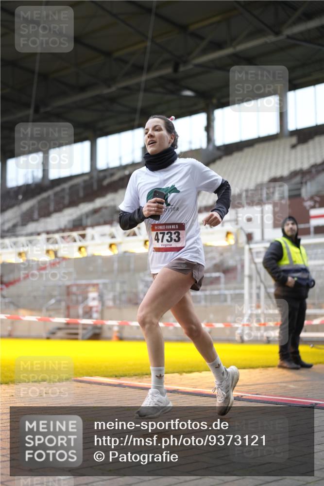 07.12.2025 - St. Pauli X-Mass-Run No. 15 Patografie http://msf.ph/oto/9373121 07.12.2025 11:58:58 Ziel 1777, 4733, 4749 meine-sportfotos.de